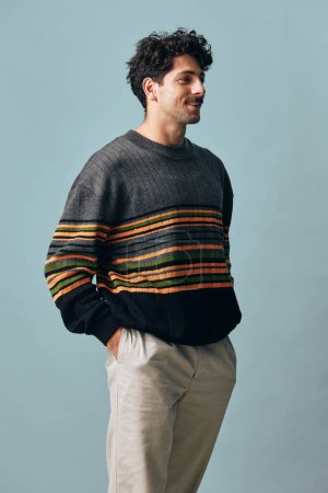 Foto de Hombre joven retrato hipster suéter de pie hispano felicidad moda positivo copyspace emoción moderno estilo guapo cara barba alegre estilo de vida sonrisa moda - Imagen libre de derechos