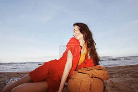 Téléchargez les photos : Voyager avec joie : Randonnée à travers la plage de Natures, où une femme trouve la détente - en image libre de droit