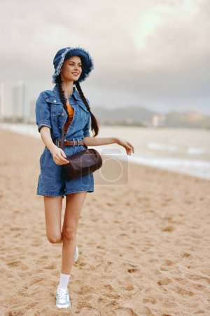 Foto de Belleza de verano: Joven dama caucásica con estilo de moda y retrato atractivo, disfrutando de vacaciones en una playa tropical con mar azul y arena blanca como fondo - Imagen libre de derechos