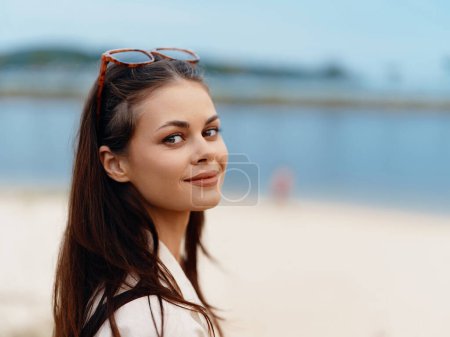 Téléchargez les photos : Heureuse femme caucasienne Profitant de vacances ensoleillées à la plage - en image libre de droit
