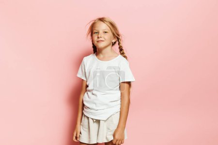 Téléchargez les photos : Charmante petite fille caucasienne : un portrait d'été élégant en tenue décontractée - en image libre de droit