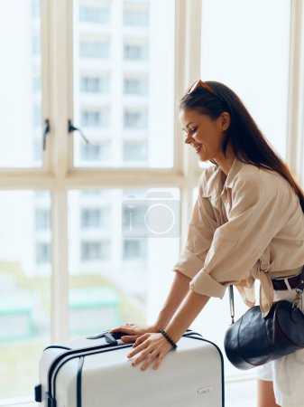 Téléchargez les photos : Femme d'affaires caucasienne confiante travaillant sur ordinateur portable au bureau à domicile moderne - en image libre de droit