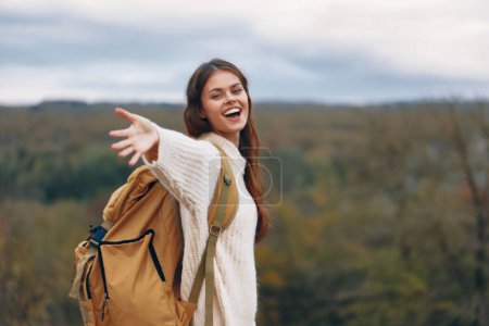 Téléchargez les photos : Aventure en montagne : Femme souriante sur falaise - en image libre de droit