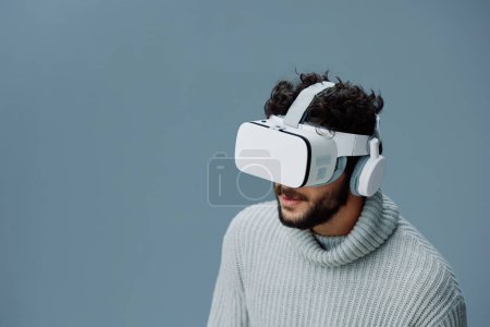 Téléchargez les photos : Jeune homme dispositif innovation technologie vision vidéo gadget lunettes moderne divertissement jeu réalité vr tech virtuel numérique wearable simulation future casque lunettes - en image libre de droit
