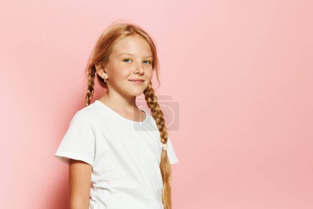 Foto de Una colegiala preadolescente brillante y con estilo con cabello rubio, con confianza de moda para un día de verano de moda - Imagen libre de derechos