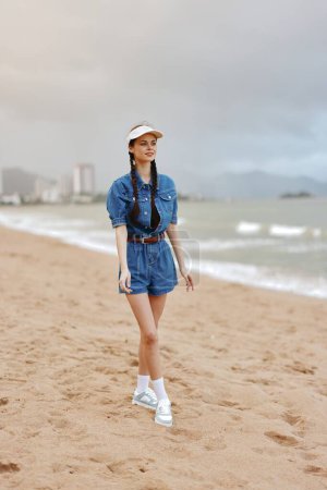 Foto de Vacaciones serenas: Una joven disfrutando de las relajantes vacaciones de verano junto al océano azul, sintiendo la libertad y la belleza de la naturaleza - Imagen libre de derechos
