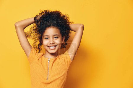 Foto de Niña feliz lindo alegre joven negro fondo cara infancia sonrisa pelo retrato divertido africano femenino persona belleza niños - Imagen libre de derechos