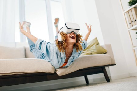 Foto de Realidad virtual: Un entretenimiento interior alegre de las mujeres modernas, mirando dentro del futurista con un auricular blanco de VR - Imagen libre de derechos