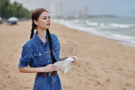 Téléchargez les photos : Jolie jeune femme, profiter des vacances d'été à la plage : à la mode et heureuse, embrasser la liberté de la vie de loisirs - en image libre de droit