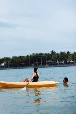 Téléchargez les photos : Aventure aquatique : Kayak avec confiance et convivialité dans un magnifique coucher de soleil tropical - en image libre de droit
