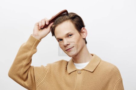 Téléchargez les photos : Style de vie moderne : beau mec caucasien avec coiffure tendance dans Studio Portrait - en image libre de droit