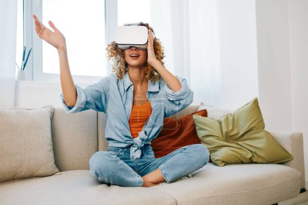 Téléchargez les photos : Réalité virtuelle : Joie futuriste dans le confort de la maison - en image libre de droit