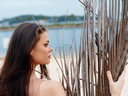 Téléchargez les photos : Beauté estivale captivante : une jeune femme séduisante dans un parc vert romantique - en image libre de droit