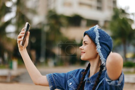 Foto de Mujer joven feliz tomando un selfie con Smartphone al aire libre en retrato de otoño bastante - Imagen libre de derechos