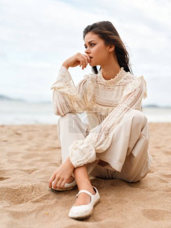 Téléchargez les photos : Beauté en bleu : une jeune femme caucasienne jouissant de la plage ensoleillée, entourée de natures beauté et la sérénité de l'océan - en image libre de droit