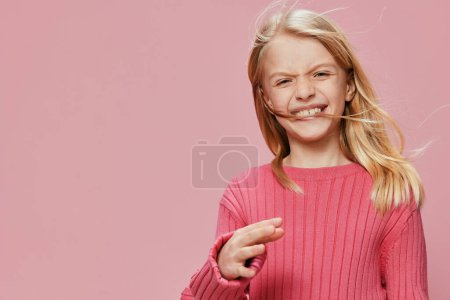 Foto de Colegiala feliz con una mochila rosa con estilo Una joven hermosa y de moda, con una gran sonrisa en la cara, posando en un estudio sobre un fondo rosa Su expresión irradia alegría y - Imagen libre de derechos