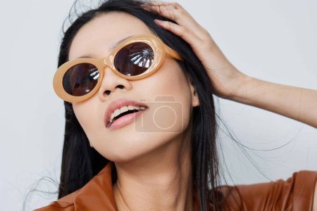 Foto de Mujer cara estilo de vida moda belleza glamour asiático viajes vacaciones atractivo sombrero retrato cosmético hermoso modelo salón pelo beige feminidad gafas de sol - Imagen libre de derechos