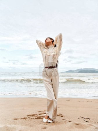 Foto de Serenity by the Seashore: Una joven y hermosa mujer disfrutando de un día soleado en una playa tropical - Imagen libre de derechos