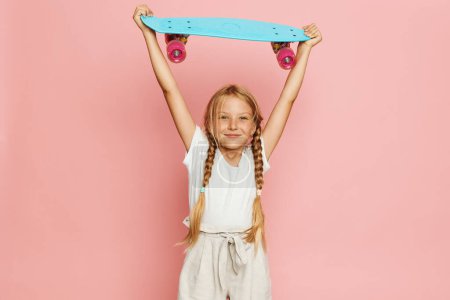 Téléchargez les photos : Aventures ludiques de skateboard : une collection d'enfants adorables jouissant d'une enfance active - en image libre de droit