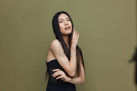 Téléchargez les photos : Modèle femme vert mode attrayant salon mignon japonais longue féminité cosmétique visage beau portrait glamour cheveux fille beauté cheveux noir asiatique cheveux - en image libre de droit