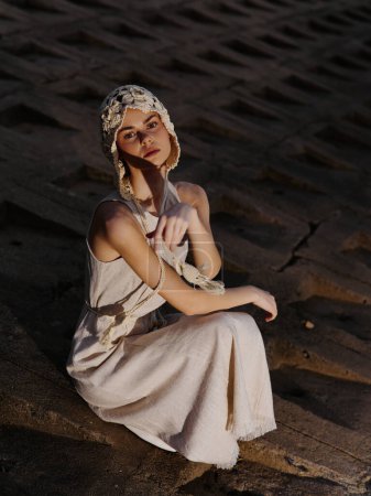 Foto de Elegante belleza: Una joven con estilo, posando al aire libre en la ciudad, con lujosa moda y sensualidad. - Imagen libre de derechos