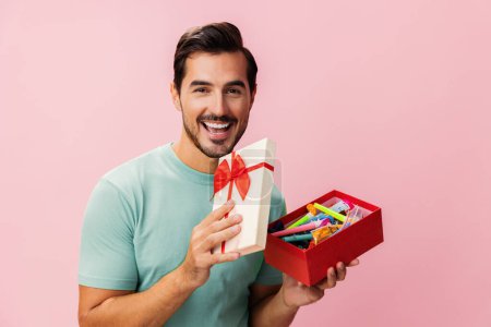 Téléchargez les photos : Anniversaire homme mâle donner heureux modèle Noël vente vacances tenue surprise célébration cadeau valentin studio gars célébrer boîte cadeau - en image libre de droit