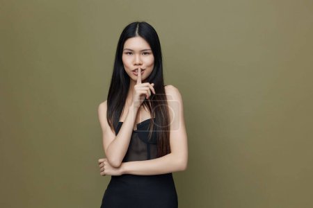 Téléchargez les photos : Femme cosmétique japonais mignon vert mode portrait de cheveux belle fille de cheveux élégance asiatique noir coréen modèle sexy attrayant féminité visage salon glamour beauté cheveux longs - en image libre de droit