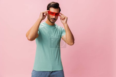Téléchargez les photos : Homme lunettes beau modèle isolé attrayant sourire joyeux studio coloré heureux danse mode gars partie portrait arrière-plan style de vie lunettes à la mode - en image libre de droit