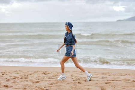 Téléchargez les photos : Femmes actives Jogging sur la plage, profiter de la sérénité d'un coucher de soleil d'été - en image libre de droit