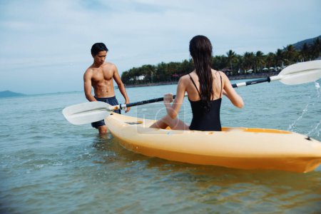 Téléchargez les photos : Plaisir flottant : couple kayak jouissant de loisirs actifs sur un lac tropical - en image libre de droit
