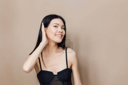 Téléchargez les photos : Modèle femme fille glamour féminité attrayant beige noir beauté élégance beau cosmétique mignon asiatique coréen cheveux mode cheveux long portrait sexy salon visage cheveux - en image libre de droit