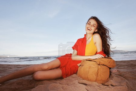 Téléchargez les photos : Errer sur les sables de la sérénité : une aventure joyeuse sur la plage Backpackers - en image libre de droit
