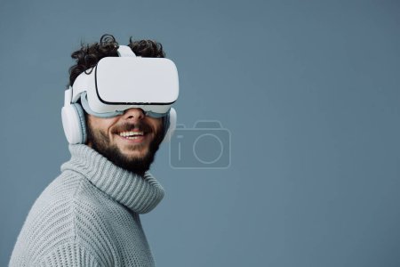 Foto de Tech man game wearable digital vr gafas de simulación modernas realidad de vídeo gafas jóvenes auriculares tecnología virtual dispositivo visión innovación entretenimiento - Imagen libre de derechos