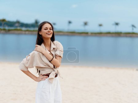 Téléchargez les photos : Serene Summer Beauty : Une dame asiatique élégante jouissant de la plage, embrassant les natures liberté et détente au bord de l'océan - en image libre de droit