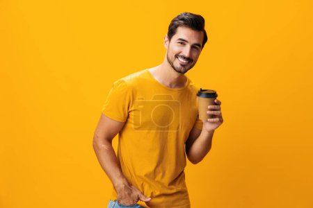 Téléchargez les photos : Homme tasse étudiant mode sourire fond t-shirt sommeil copie espace hipster thé boisson énergie isolé papier studio tasse heureux café rose chaud - en image libre de droit