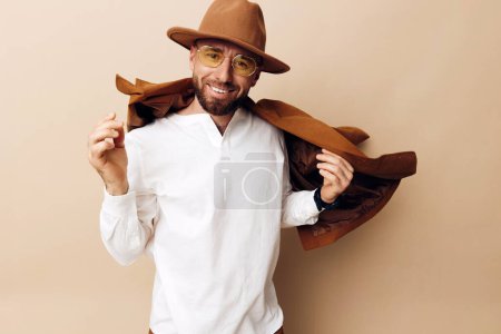 Foto de Hombre vaquero chico sonrisa adulto rancho feliz fondo retrato sombrero persona hipster hombre cara guapo estilo de moda fondo barba caucásico - Imagen libre de derechos