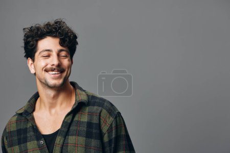 Foto de Hombre de moda mano guapo copyspace masculino moda pelo sonrisa retrato camisa hipster persona cara un hispano amistoso emoción alegre - Imagen libre de derechos