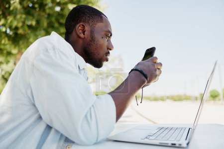 Foto de Hombre joven estilo de vida ordenador portátil persona dispositivo tecnología móvil Internet trabajo comunicación adulto moderno hombre de negocios teléfono inteligente hombre sentado - Imagen libre de derechos