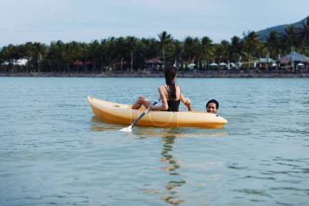 Téléchargez les photos : Serene Waters : Un voyage en kayak aventureux en couple sur un lac tropical - en image libre de droit