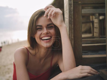 Téléchargez les photos : Portrait d'une femme avec un beau sourire avec des dents regardant dans la caméra, le bonheur dans le voyage de rires véridiques. Photo de haute qualité - en image libre de droit