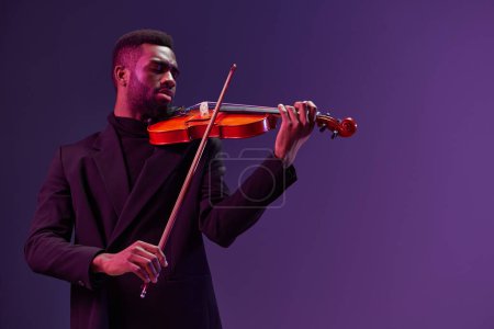 Músico afroamericano tocando violín en representación 3D sobre fondo púrpura para sitio web de fotos en stock