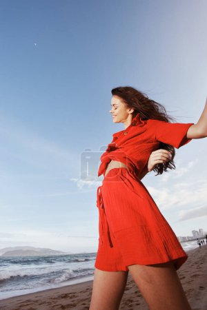 Téléchargez les photos : Joyeuse femme dansant dans la mer bleue, embrassant la liberté et les vibrations estivales - en image libre de droit