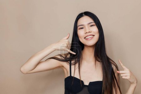 Foto de Mujer lindo modelo largo atractivo pelo beige retrato pelo hermoso chica cara asiático moda belleza negro pelo glamour feminidad cosmética salón - Imagen libre de derechos