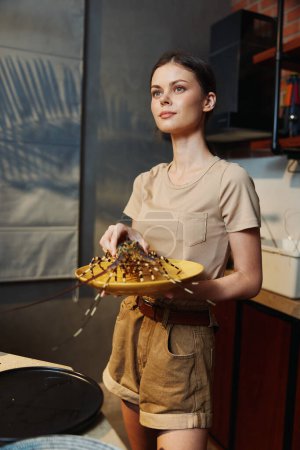 Foto de Mujer sosteniendo un plato de comida recién preparada sobre un llamativo fondo blanco y negro - Imagen libre de derechos
