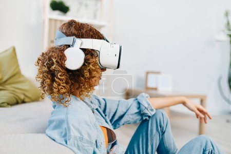 Foto de Diversión de realidad virtual: Mujer sonriente disfrutando del juego cibernético en la sala de estar interior futurista - Imagen libre de derechos