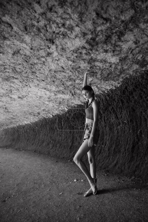 Frau erkundet geheimnisvolle unterirdische Höhle auf abenteuerlicher Reise durch uralte Höhlen und Gänge
