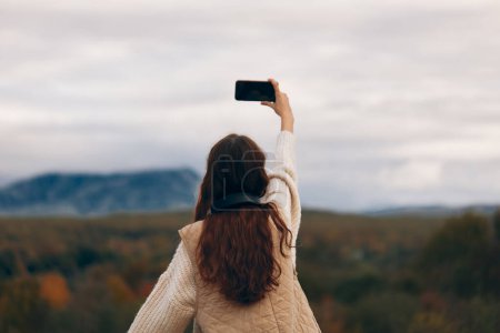 Bergfrau genießt Freiheit und Natur, macht ein Selfie mit dem Handy