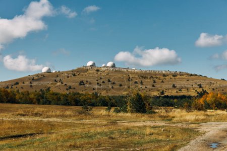 Foto de Sitio de observación astronómica con dos grandes telescopios en la cima de la colina en un entorno de campo escénico - Imagen libre de derechos