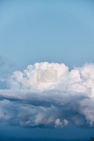 Spektakulärer Blick auf ein Flugzeug, das durch einen dramatischen Himmel mit massiver Wolkenbildung fliegt