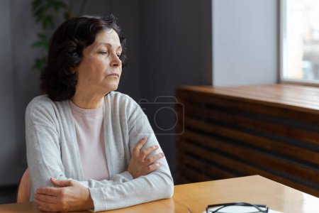 Téléchargez les photos : Triste fatigué malade malade solitaire déçu femme âgée âgée assis à la maison seul. Malheureuse grand-mère mature éprouvant chagrin mort relative mauvaises nouvelles. Dame aînée stressée souffrant de solitude - en image libre de droit